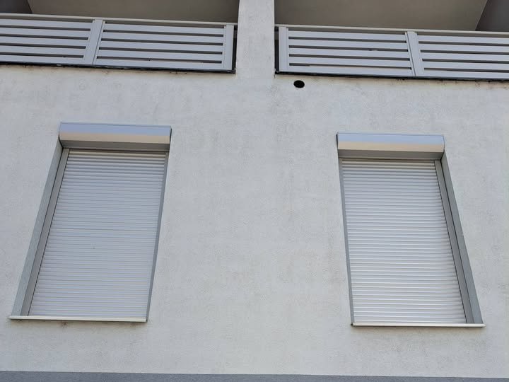 Bijela PVC stolarija s ugrađenim roletnama
