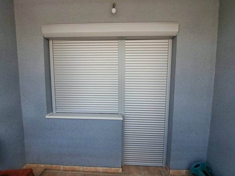 Ugrađene ALU roletne na prozoru i balkonskim vratima — Deluxe
